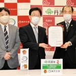 協定書に署名した（右から）丹波市の谷口進一市長と神戸大大学院保健学研究科の安田尚史研究科長、同大の品田裕理事・副学長＝丹波市氷上町石生