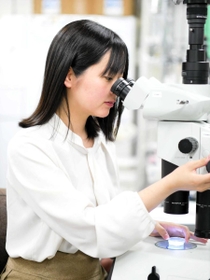 ロレアル・ユネスコ女性科学者日本奨励賞に選ばれた甲南大大学院特別研究員の高垣菜式さん＝神戸市東灘区、甲南大大学院（日本ロレアル提供）