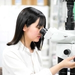 ロレアル・ユネスコ女性科学者日本奨励賞に選ばれた甲南大大学院特別研究員の高垣菜式さん＝神戸市東灘区、甲南大大学院（日本ロレアル提供）