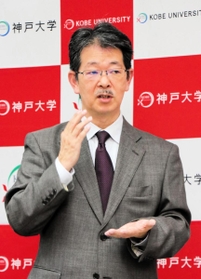 乳がんの治療薬試験のため、クラウドファンディングでの協力を呼び掛ける神戸大病院の谷野裕一特命教授＝神戸市灘区、神戸大学