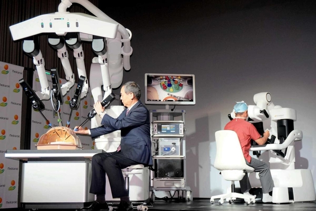 初めて公開された初の国産手術支援ロボット「ｈｉｎｏｔｏｒｉ（ヒノトリ）」＝１１月１８日、東京都内