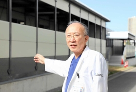 臨時病棟の意義について話す富井啓介副院長＝神戸市中央区港島南町２