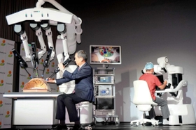 初めて公開された初の国産手術支援ロボット「ｈｉｎｏｔｏｒｉ（ヒノトリ）」＝１１月１８日、東京都内