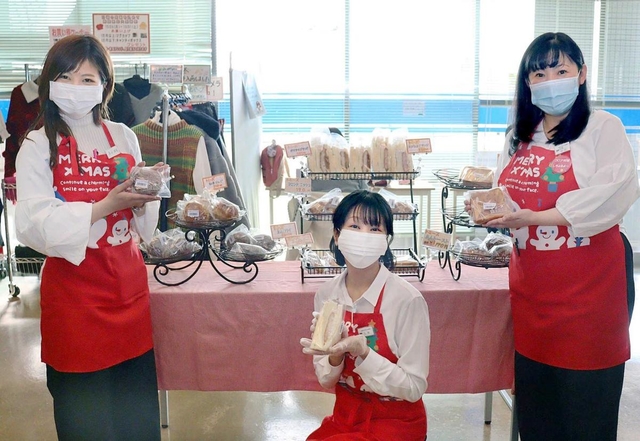品ぞろえに力を入れる白石秀子さん（右）ら神戸労災病院の売店スタッフ＝神戸市中央区籠池通４、神戸労災病院