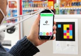 カラフルなタグをスマートフォンのアプリで読み取ると、音声案内が流れる「ナビレンズ」＝神戸市中央区港島９