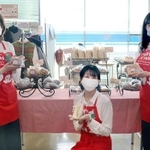 品ぞろえに力を入れる白石秀子さん（右）ら神戸労災病院の売店スタッフ＝神戸市中央区籠池通４、神戸労災病院