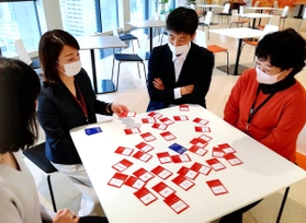 カードゲームを通し、他人の痛みや不安に寄り添える職場づくりを目指す＝神戸市中央区磯上通５、日本イーライリリー