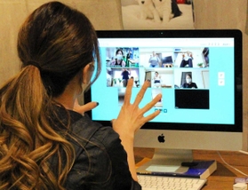 オンラインで結んだ画面越しに、利用者に向けて体操の指導を行うリハビリ施設の職員＝神戸市長田区二葉町６、リハビリモンスター神戸