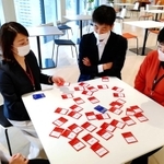 カードゲームを通し、他人の痛みや不安に寄り添える職場づくりを目指す＝神戸市中央区磯上通５、日本イーライリリー