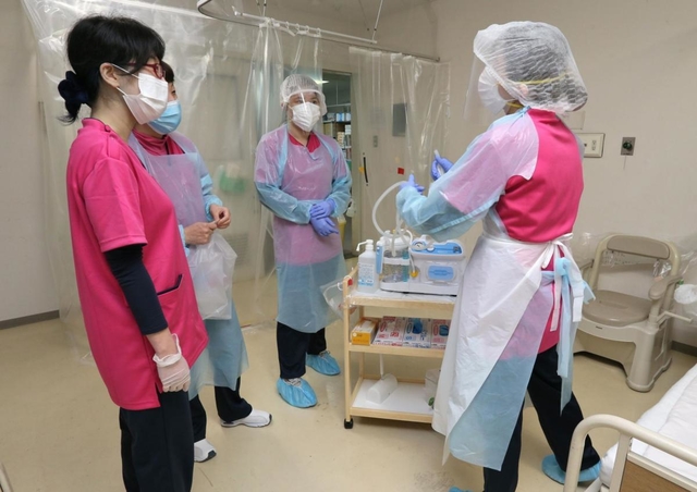 コロナ患者の受け入れに向け、病室などで感染防止策を確認する看護師＝１日午後、姫路市内（撮影・小林良多）