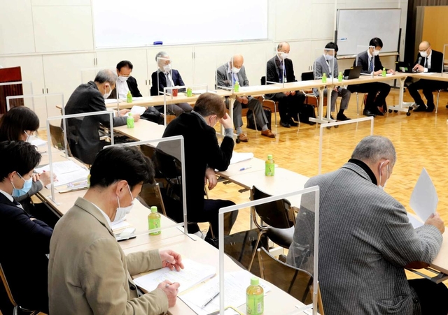 コロナ回復患者の転院を受け入れた際の支援制度について、神戸市職員の説明に耳を傾ける民間病院の院長ら＝１０日午後、神戸市中央区花隈町