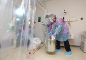 コロナ患者の受け入れに向け、病室などで感染防止策を確認する看護師＝１日午後、姫路市内（撮影・小林良多）