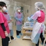 コロナ患者の受け入れに向け、病室などで感染防止策を確認する看護師＝１日午後、姫路市内（撮影・小林良多）