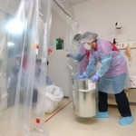 コロナ患者の受け入れに向け、病室などで感染防止策を確認する看護師＝１日午後、姫路市内（撮影・小林良多）