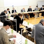 コロナ回復患者の転院を受け入れた際の支援制度について、神戸市職員の説明に耳を傾ける民間病院の院長ら＝１０日午後、神戸市中央区花隈町
