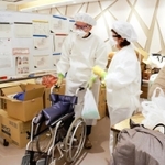 防護服を着て準備する医師ら＝西宮市甲子園高潮町（兵庫県提供）