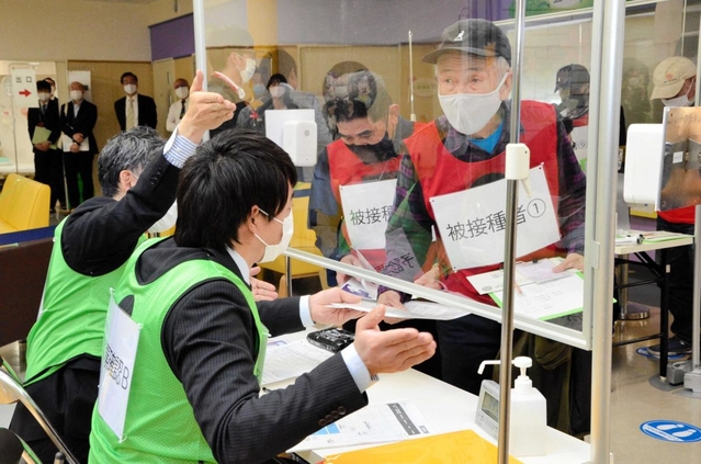 新型コロナウイルスワクチンの接種受け付けを想定した訓練＝伊丹市昆陽池２、阪神北広域こども急病センター