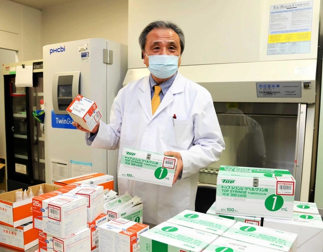 コロナワクチンについて説明する橋田亨薬剤部長＝神戸市中央区港島南町２、市立医療センター中央市民病院