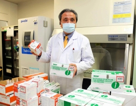 コロナワクチンについて説明する橋田亨薬剤部長＝神戸市中央区港島南町２、市立医療センター中央市民病院