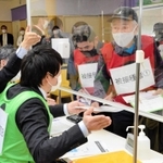 新型コロナウイルスワクチンの接種受け付けを想定した訓練＝伊丹市昆陽池２、阪神北広域こども急病センター