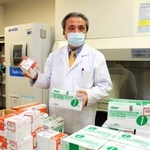 コロナワクチンについて説明する橋田亨薬剤部長＝神戸市中央区港島南町２、市立医療センター中央市民病院