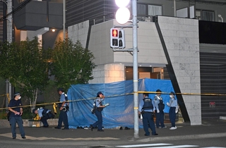 エントランスがブルーシートで覆われ、捜査員がせわしなく出入りするマンション＝２０日午後９時５３分、神戸市中央区磯辺通２