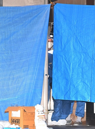 事件のあったマンションを調べる捜査員＝２０日午後１０時４０分、神戸市中央区磯辺通２