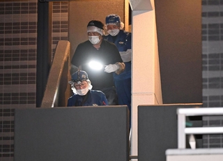 事件のあったマンションを調べる捜査員＝２０日午後１０時７分、神戸市中央区磯辺通２