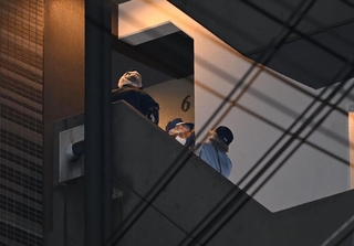 事件のあったマンションを調べる捜査員＝２０日午後１０時１９分、神戸市中央区磯辺通２