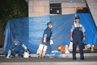 エントランスがブルーシートで覆われ、捜査が進められるマンション＝２０日午後１０時３９分、神戸市中央区磯辺通２