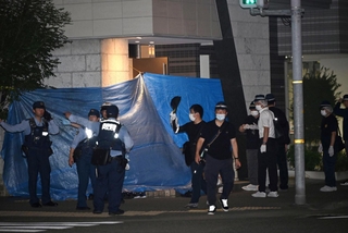 エントランスがブルーシートで覆われ、捜査が進められるマンション＝２０日午後１０時２１分、神戸市中央区磯辺通２
