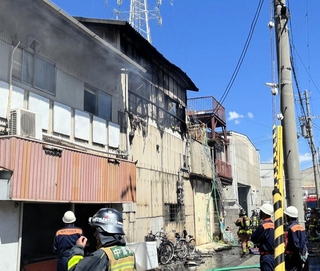 ２階部分から出火した事業所＝尼崎市若王寺３
