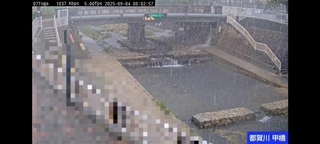 雨が降り始めた都賀川甲橋付近＝４日午前８時２分、神戸市灘区篠原南町５（神戸市河川モニタリングカメラシステムより）