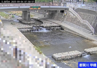 雨が降る直前の都賀川甲橋付近＝４日午前７時５０分、神戸市灘区篠原南町５（神戸市河川モニタリングカメラシステムより）
