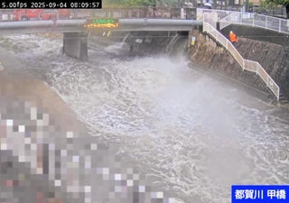 増水し、濁流が流れる都賀川甲橋付近＝４日午前８時９分、神戸市灘区篠原南町５（神戸市河川モニタリングカメラシステムより）