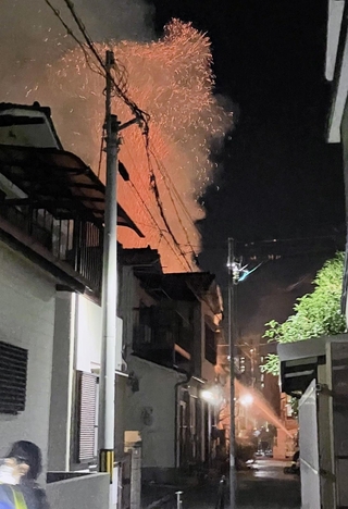 火の粉が上がった民家火災の現場＝６日午後１０時４４分、神戸市垂水区五色山２