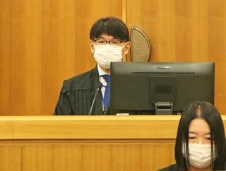 元町商店街暴走事故の被告に判決を言い渡した入子光臣裁判官（奥）＝神戸市中央区橘通２