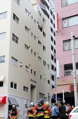 ビルの一室から黒煙が上がり騒然とする現場＝１４日午後３時１３分、神戸市中央区下山手通３