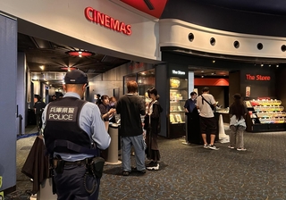 煙が漂ったと通報があった映画館。安全が確認された後、スタッフらが対応に追われた＝２６日午後６時４２分、伊丹市藤ノ木１