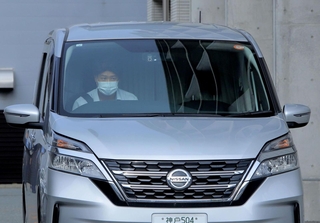 三谷晃平容疑者を乗せて尼崎東署を出る捜査車両＝２６日午前８時３３分、尼崎市潮江５