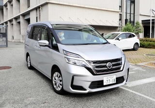 三谷晃平容疑者を乗せ、尼崎東署を出る警察車両＝２６日午前８時３４分、尼崎市潮江５