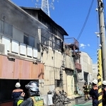 ２階部分から出火した事業所＝尼崎市若王寺３
