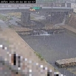 雨が降り始めた都賀川甲橋付近＝４日午前８時２分、神戸市灘区篠原南町５（神戸市河川モニタリングカメラシステムより）