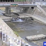雨が降る直前の都賀川甲橋付近＝４日午前７時５０分、神戸市灘区篠原南町５（神戸市河川モニタリングカメラシステムより）
