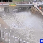 増水し、濁流が流れる都賀川甲橋付近＝４日午前８時９分、神戸市灘区篠原南町５（神戸市河川モニタリングカメラシステムより）