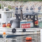 火災で一部が焼けた船で消火活動をする消防隊員ら＝神戸市灘区灘浜町