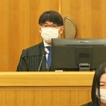 元町商店街暴走事故の被告に判決を言い渡した入子光臣裁判官（奥）＝神戸市中央区橘通２