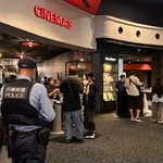 煙が漂ったと通報があった映画館。安全が確認された後、スタッフらが対応に追われた＝２６日午後６時４２分、伊丹市藤ノ木１