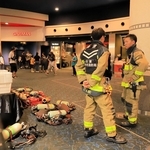 煙が漂っているとの通報があった映画館。営業再開後も消防や警察が原因を調べていた＝２６日午後６時５１分、伊丹市藤ノ木１