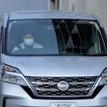 三谷晃平容疑者を乗せて尼崎東署を出る捜査車両＝２６日午前８時３３分、尼崎市潮江５